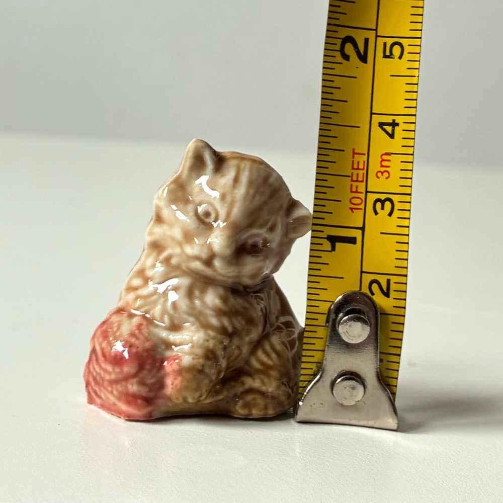 Vintage Wade England Mini Ceramic Kitten Figurine with yarn - Brown and Pink - Picture 8 of 11